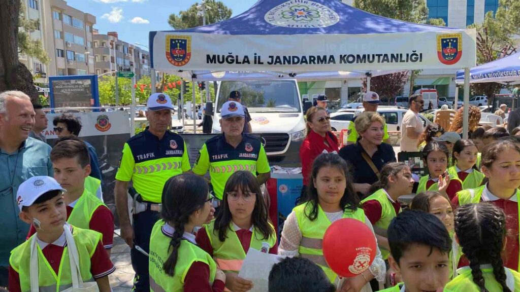 Jandarma Trafi̇k Standına Büyük İlgi̇