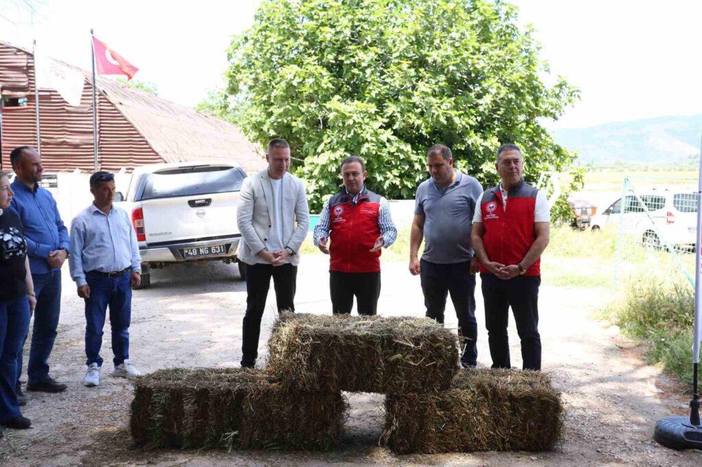 Kadın Çi̇ftçi̇lere ‘Saman Balya Desteği̇