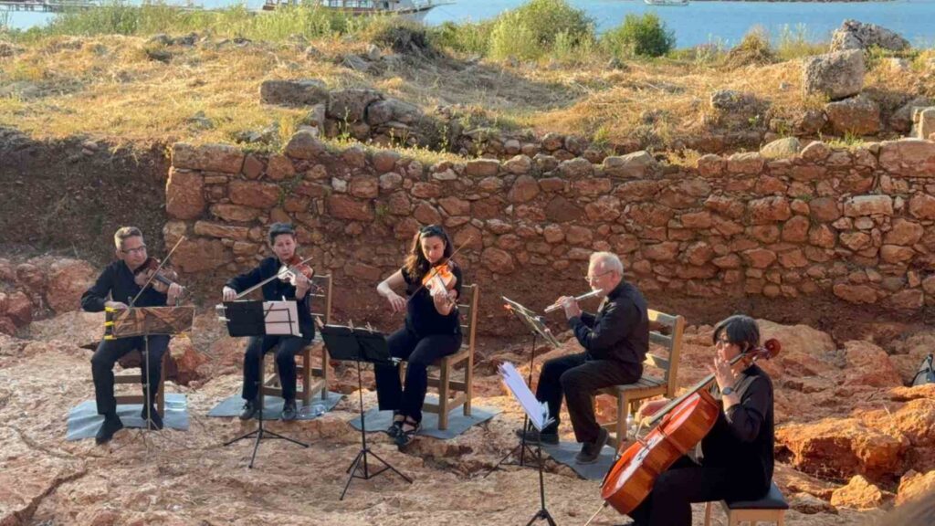 Kedreai̇ Anti̇k Kenti̇nde Tari̇h Ve Müzi̇k Buluştu