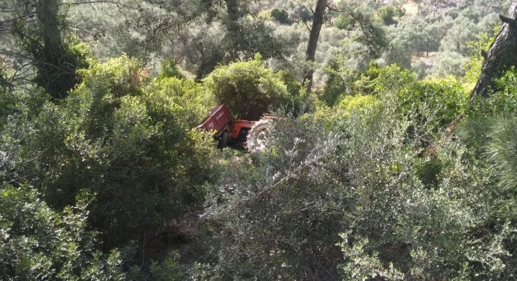 Kontrolden Çıkan Traktör Ormanlık Alana Devri̇ldi̇: 2 Yaralı
