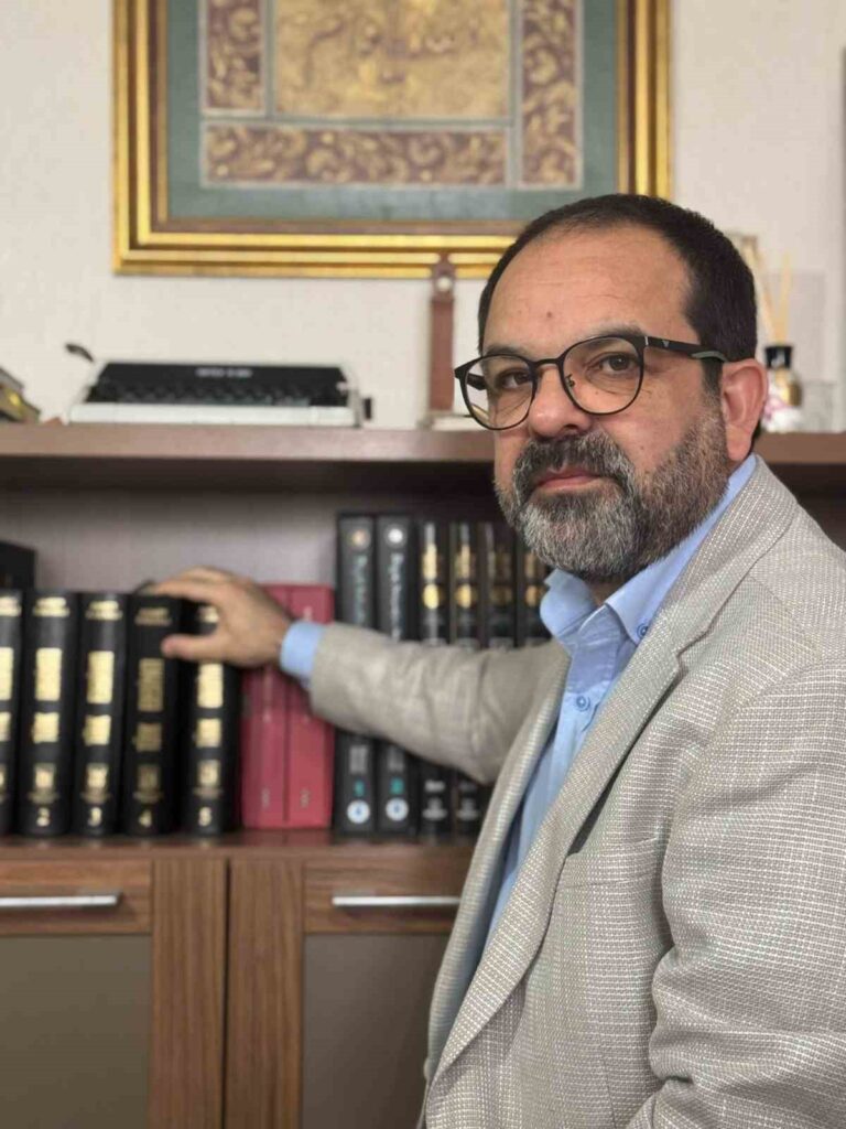 Köseoğlundan Yeni̇ Ki̇tap: ‘Arastada Bi̇r Zaman Yolculuğu
