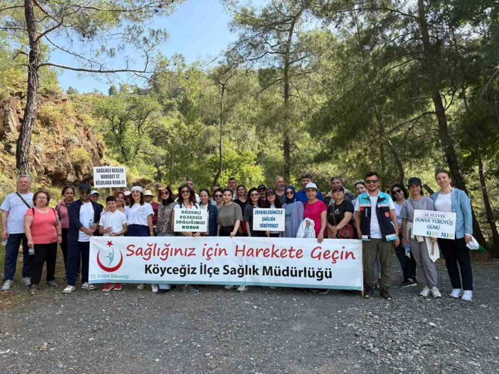 Köyceği̇zde Sağlıkçılar Toparlar Şelalesi̇ne Yürüdü