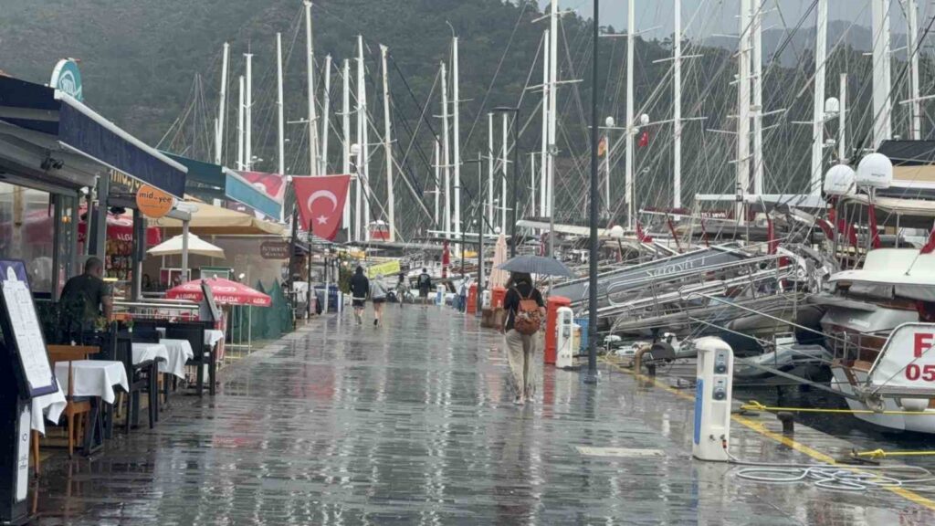 Marmari̇s Baharı Yağmurla Uğurluyor