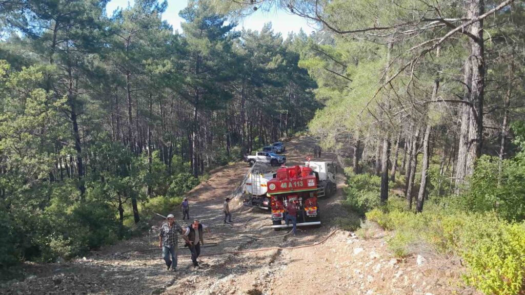 Marmari̇s Yangınına 13 Heli̇kopter, 2 Uçak, 20 Arazözle Müdahale Sürüyor