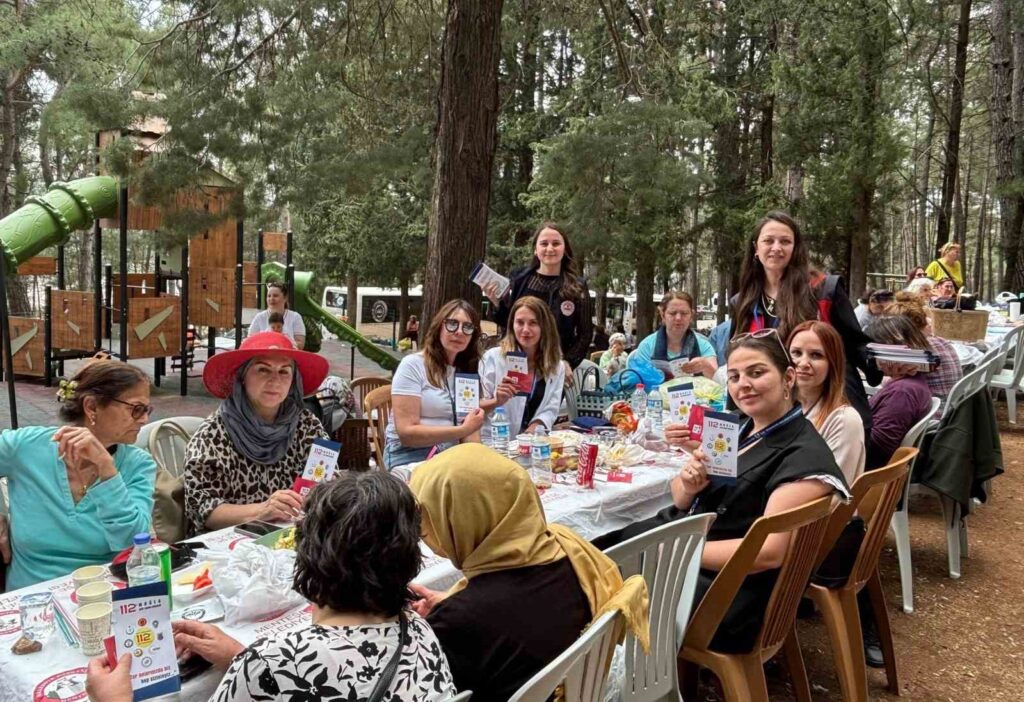 Menteşedeki̇ Pi̇kni̇k Etki̇nli̇ği̇nde Vatandaşlar Bi̇lgi̇lendi̇ri̇ldi̇