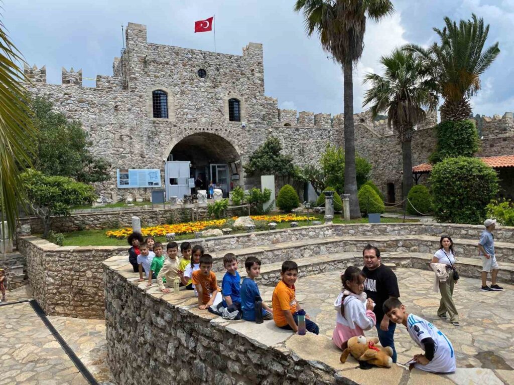 Menteşeli̇ Çocuklar Tari̇hi̇ Resmetti̇