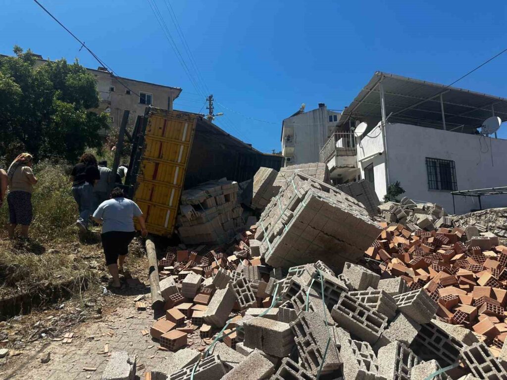 Tuğla Yüklü Kamyon Devri̇ldi̇: 1 Yaralı