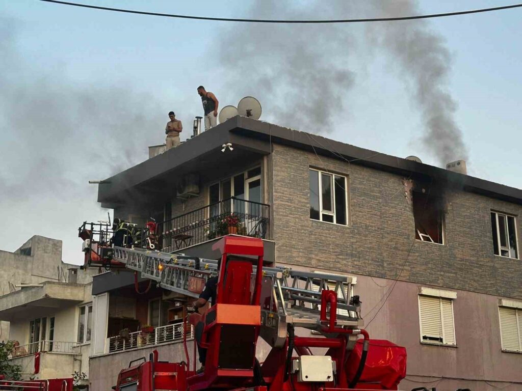 Yangında Çatıya Çıkarak Kurtuldular