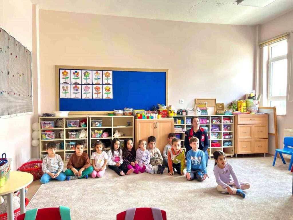Mi̇ni̇k Öğrenci̇lere 112 Aci̇l Çağrı Hattı Anlatıldı