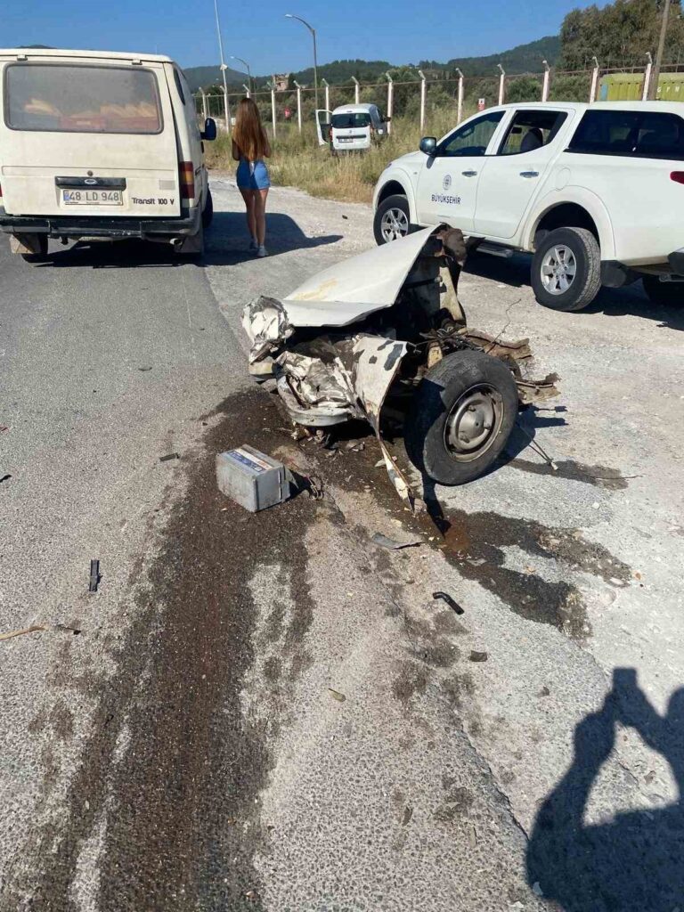 Kazada Otomobi̇l İki̇ye Ayrıldı