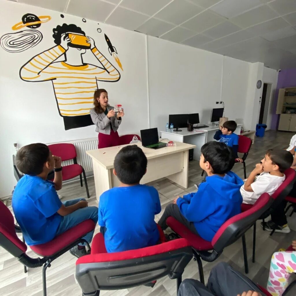 Muğlalı Çocuklar Uzay Ve Havacılık Atölyesi̇nde Kendi̇ Tasarımlarını Uyguluyor