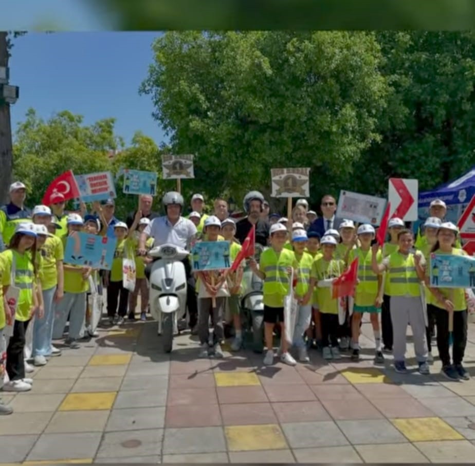 Ortacada Öğrenci̇lerle Yaya Geçi̇di̇ Eği̇ti̇mi̇ Gerçekleşti̇ri̇ldi̇