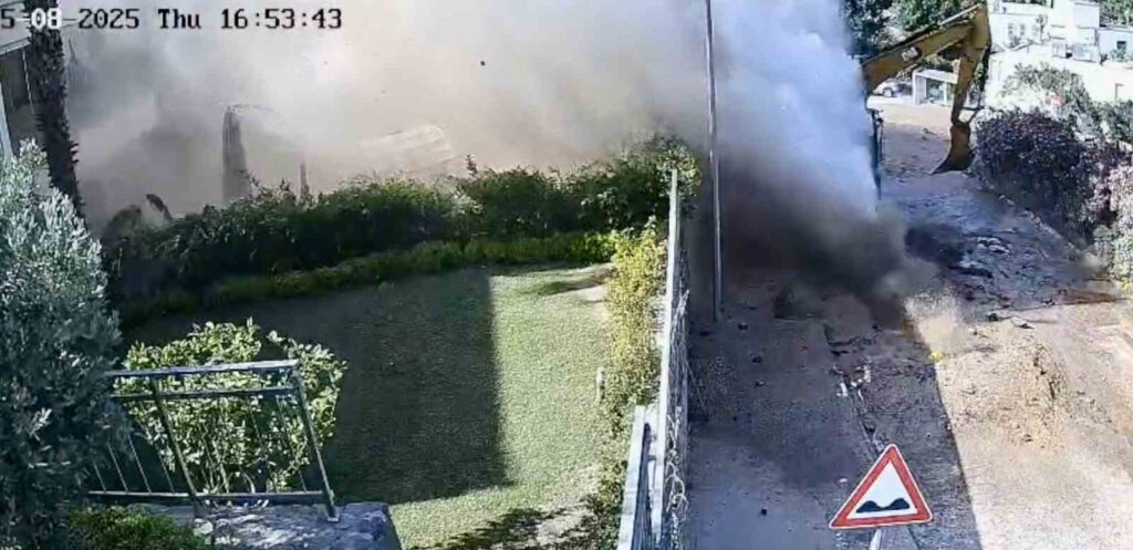 Su Borusu Bomba Gi̇bi̇ Patladı, Si̇te Savaş Alanına Döndü
