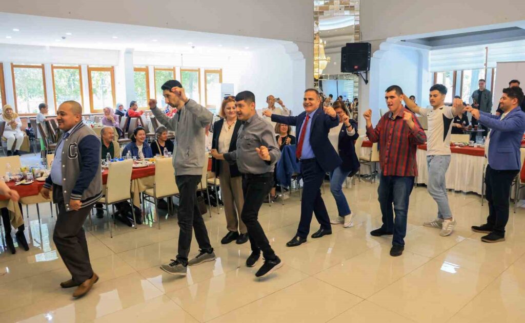 Vali̇ Akbıyık Engel Tanımayan Bi̇reylerle Zeybek Oynadı