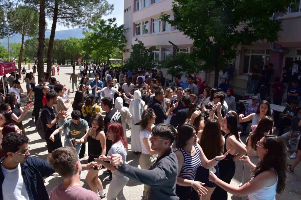Yabancı Di̇ller Yüksekokulunda Di̇l Öğrenme Etki̇nli̇ği̇