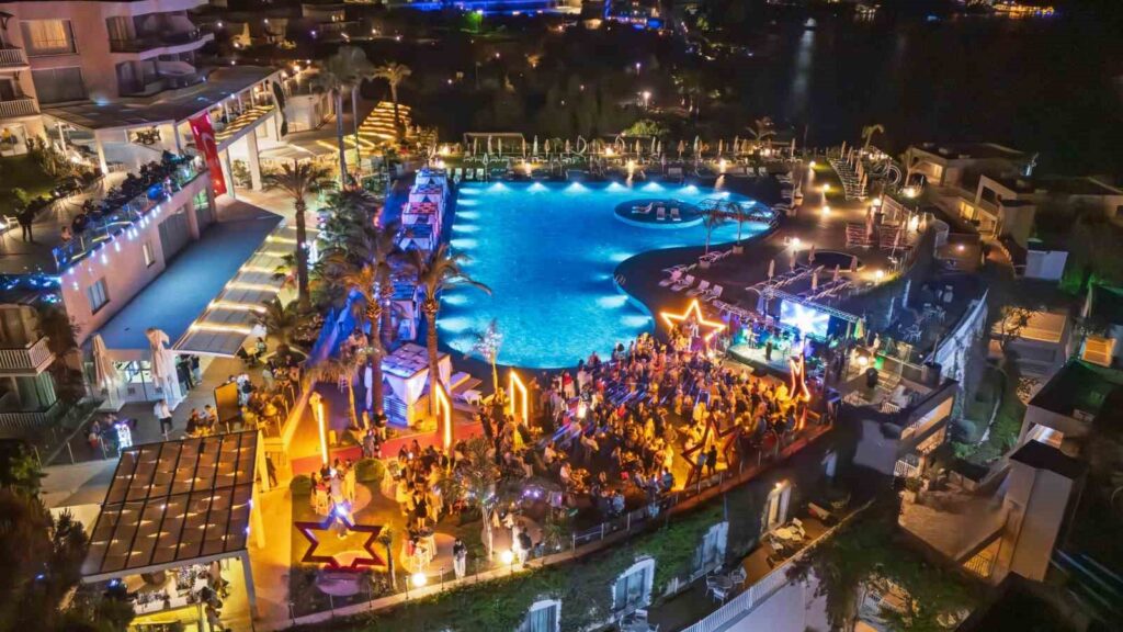 Yaz Sezonu Bodrumda Görkemli̇ Geceyle Başladı