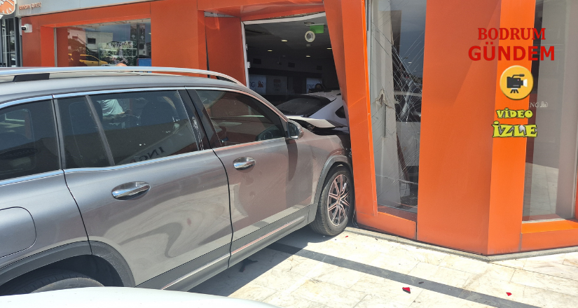 Ci̇pi̇n Çarptığı Otomobi̇l Bankaya Gi̇rdi̇