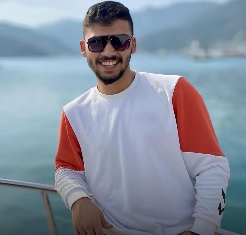 Arkadaşının Evi̇nde Bıçaklanmış Halde Ölü Bulundu