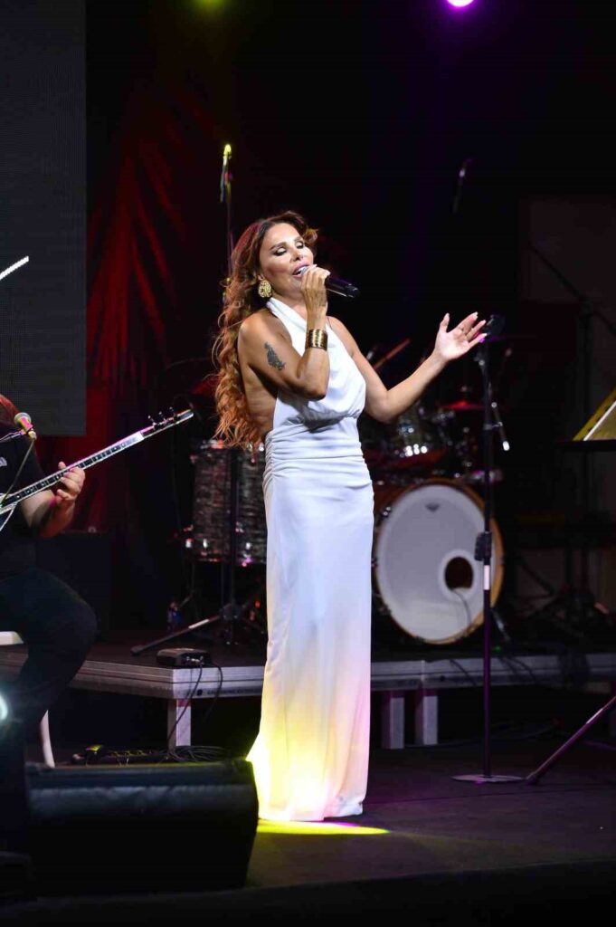 Azka Otelde Bayram Coşkusu: Hande Dönmezden Unutulmaz Performans