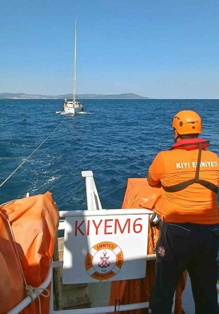 Bodrum Açıklarında Arızalanan Tekneyi̇ Kıyem Eki̇pleri̇ Kurtardı