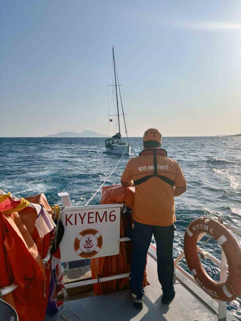 Bodrum Açıklarında Arızalanan Tekneyi̇ Kıyem Eki̇pleri̇ Kurtardı