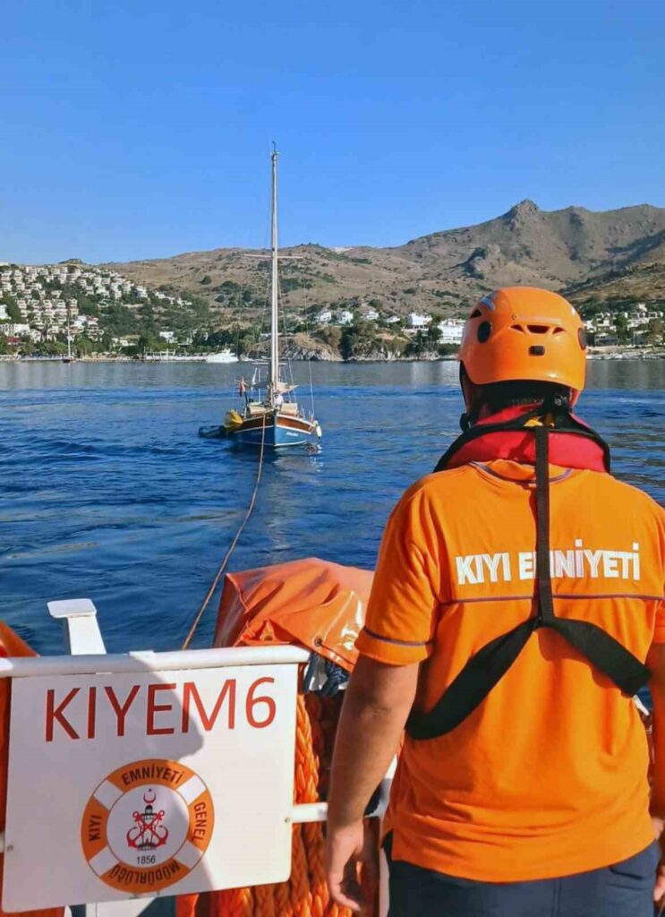 7 metrelik tekne ve 2 Kişi Kurtarıldı