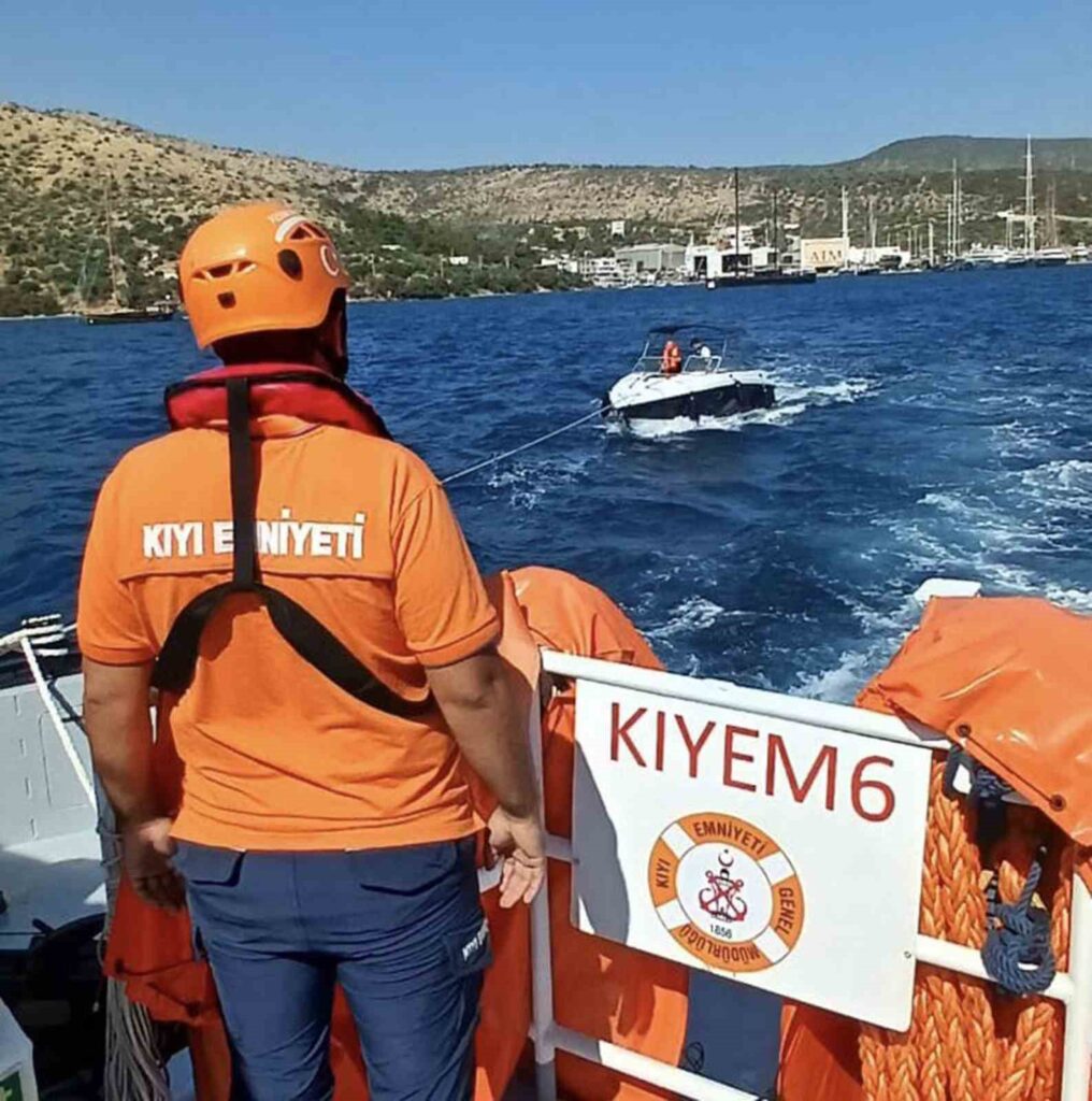 Bodrumda İçi̇nde İki̇ Ki̇şi̇ Bulunan Ve Sürüklenen Tekne Kıyem Eki̇pleri̇nce Kurtarıldı