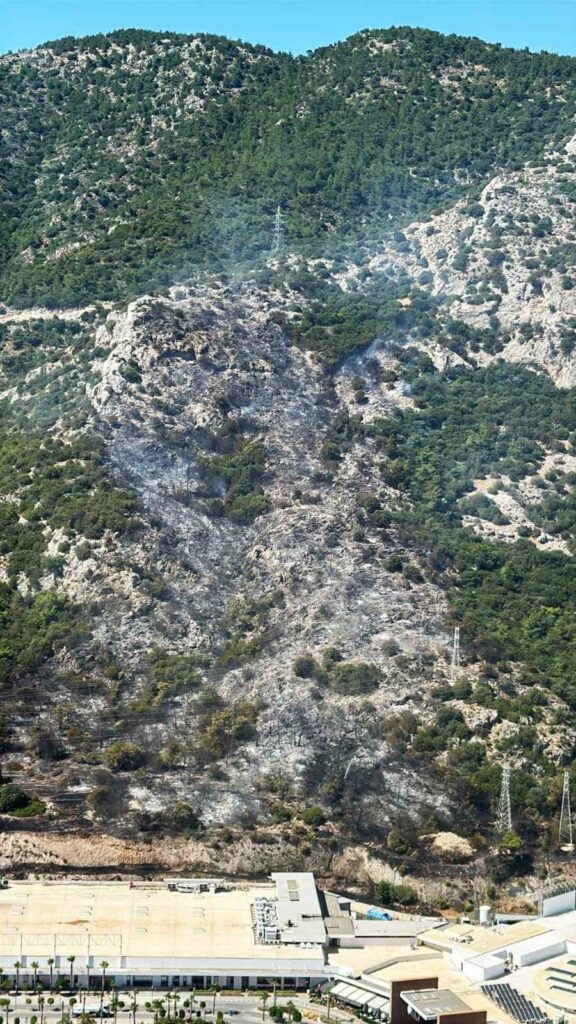 Bodrum’daki̇ Yangının Önü Kesi̇ldi̇, Kontrol Altına Alınmaya Çalışılıyor