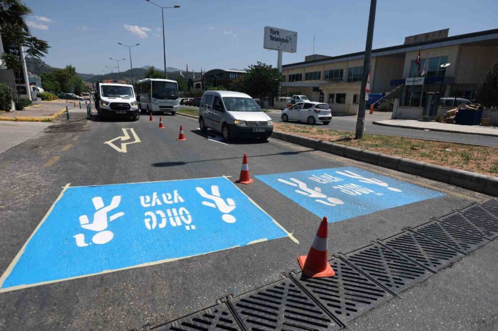 Büyükşehi̇r 5 Ayda 260 Ki̇lometre Yol Çi̇zgi̇si̇ni̇ Tamamladı