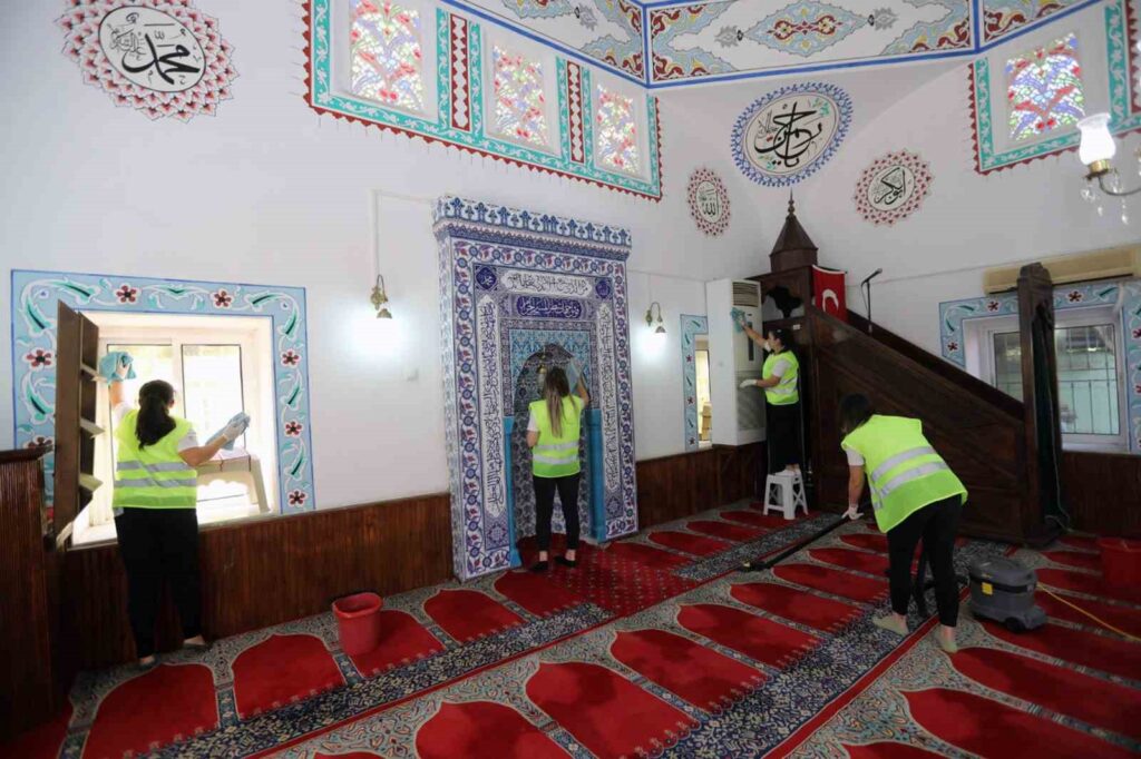 Büyükşehi̇r Beledi̇yesi̇nden Cami̇lerde Bayram Temi̇zli̇ği̇