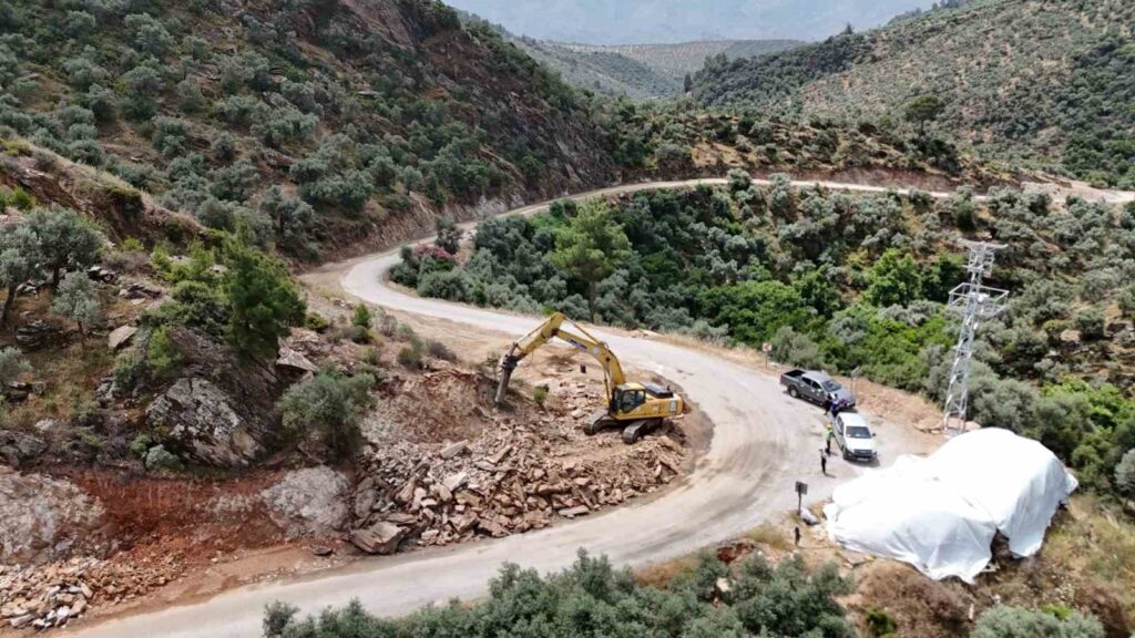 Büyükşehi̇r, Karahayıttaki̇ Yol Çalışmalarına Devam Edi̇yor