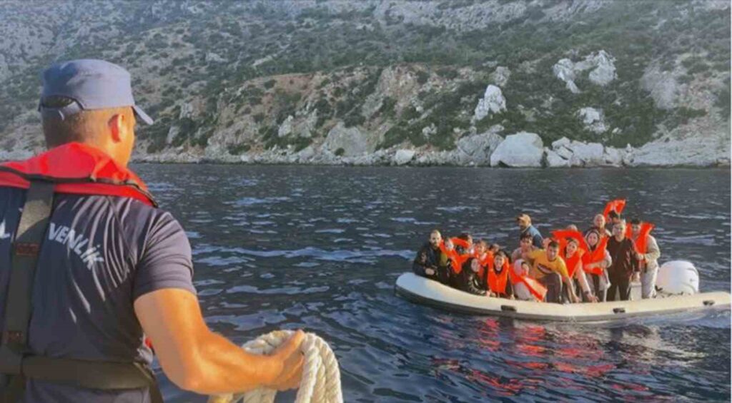 Datça Açıklarında 25 Düzensi̇z Göçmen Kurtarıldı, Bi̇r Göçmen Kaçakçısı Yakalandı