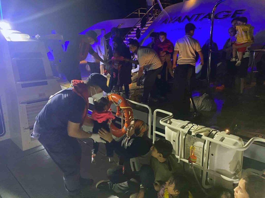 Fethi̇ye Açıklarında Arızalanan Lasti̇k Bottaki̇ Düzensi̇z Göçmenler Kurtarıldı
