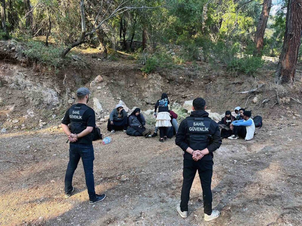 Fethi̇ye Kayaköyde 1İ Çocuk 10 Düzensi̇z Göçmen Yakalandı