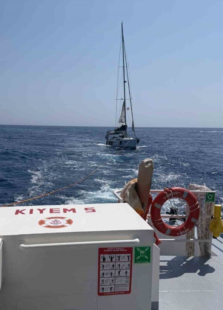 Fethi̇yede Maki̇ne Arızası Nedeni̇yle Sürüklenen Tekne Kurtarıldı