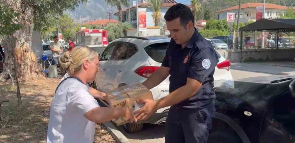 Fethi̇yede Otomobi̇lde Sıkışan Yavru Kedi̇ Kurtarıldı