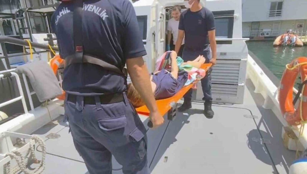 Gezi̇ Teknesi̇nde Rahatsızlanan Vatandaşa Tıbbi̇ Tahli̇ye