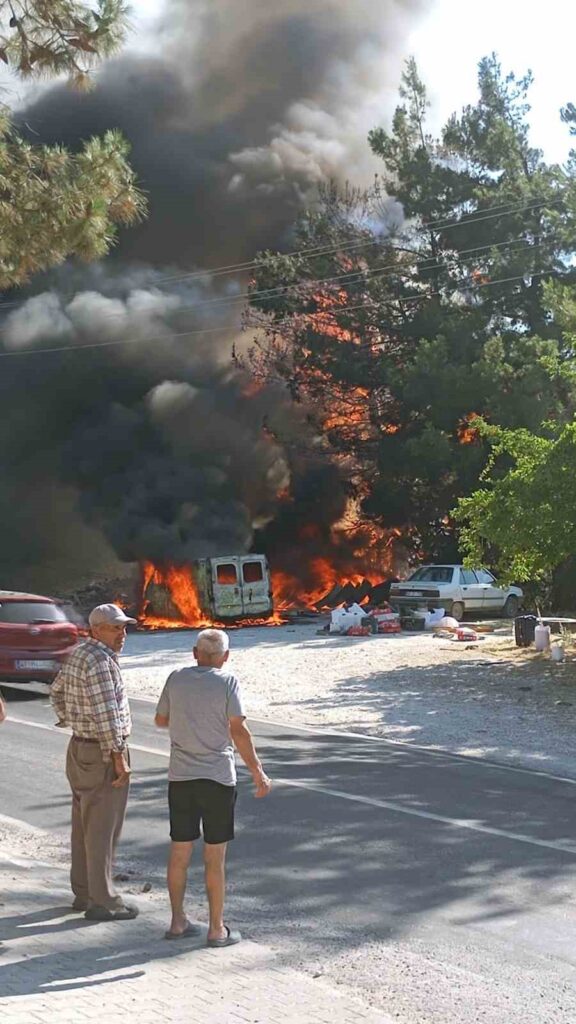 Karavan Yangını Ormana Sıçradı, Eki̇pler Anında Müdahale Etti̇