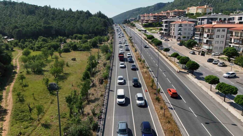 Kurban Bayramında Muğlaya Yerli̇ Turi̇st Akını: Yollarda Uzun Kuyruklar Oluştu