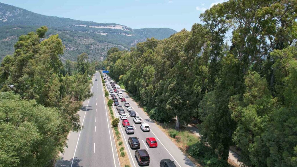 Marmari̇s-Gökova Yolunda 7 Ki̇lometreli̇k Araç Kuyruğu Havadan Görüntülendi̇