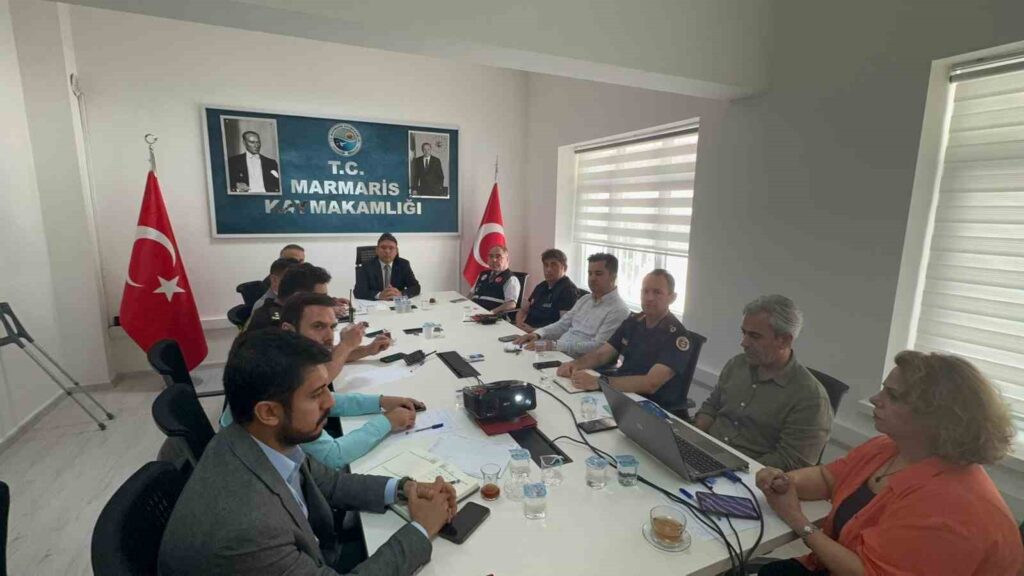 Marmari̇ste Deprem Sonrası Sahaya Çıkan Eki̇pler İncelemeleri̇ni̇ Sürdürüyor