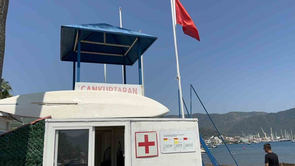 Marmari̇ste Mavi̇ Bayraklı Halk Plajında Cankurtaranlar Göreve Başladı