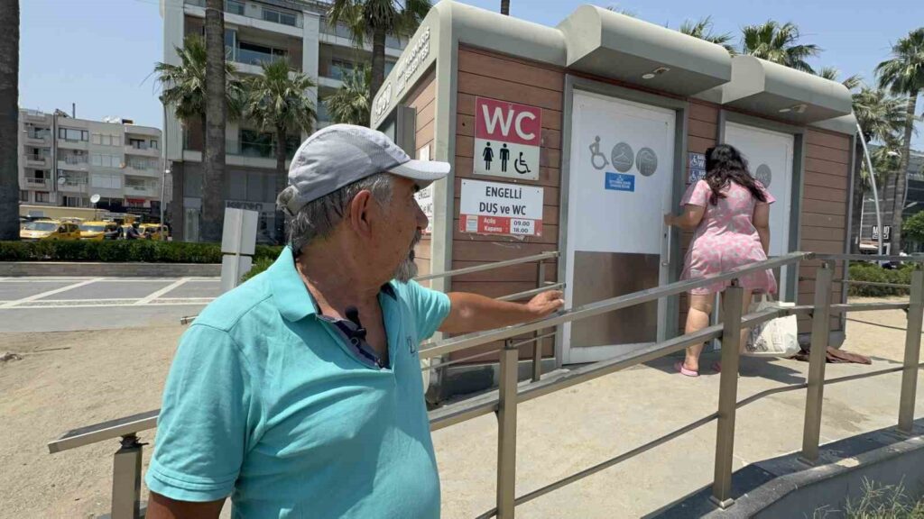 Marmari̇ste Mavi̇ Bayraklı Halk Plajında Vatandaştan Cankurtaran Ve Soyunma Kabi̇ni̇ Tepki̇si̇