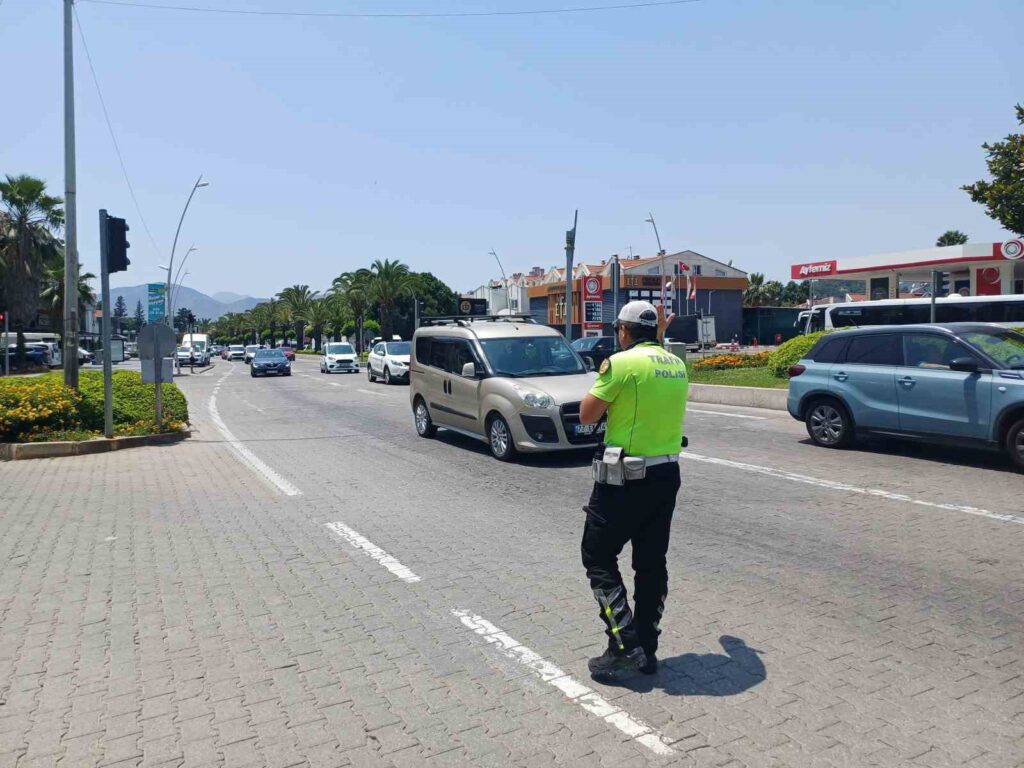 Marmari̇ste Tati̇lci̇ler Dönüş Yolunda: Trafi̇k Yoğunluğu Devam Edi̇yor