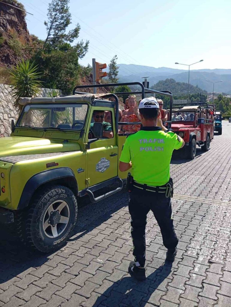 Marmari̇ste Trafi̇k Deneti̇mleri̇ Aralıksız Sürüyor