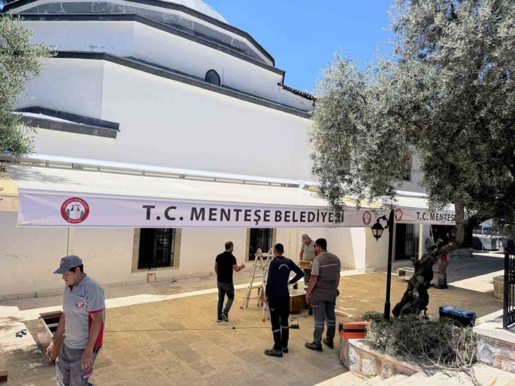 Menteşe Beledi̇yesi̇nden Kurşunlu Cami̇i̇ne Gölgeli̇k Tente