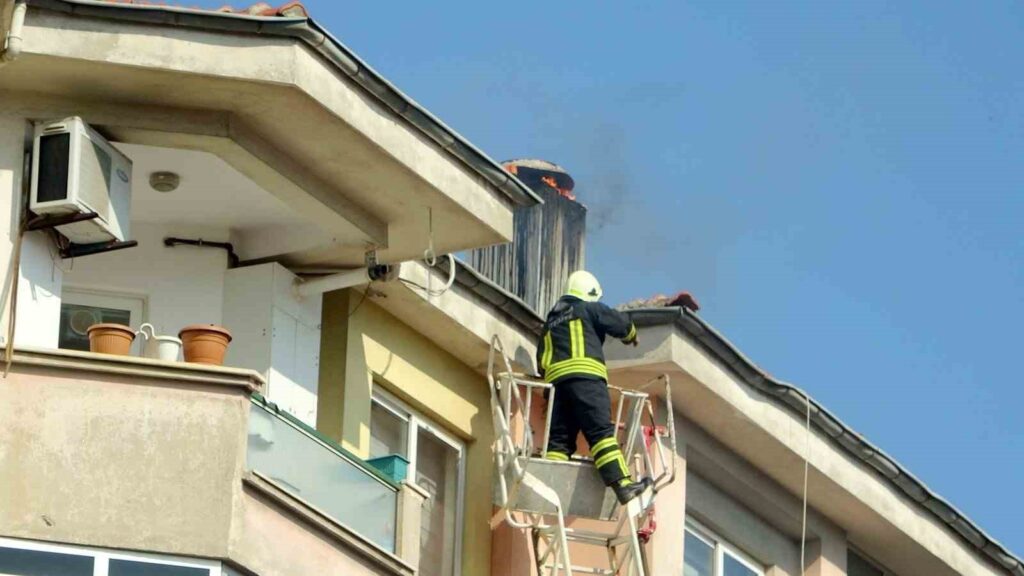 Menteşede Apartman Bacasında Çıkan Yangın Pani̇ğe Neden Oldu