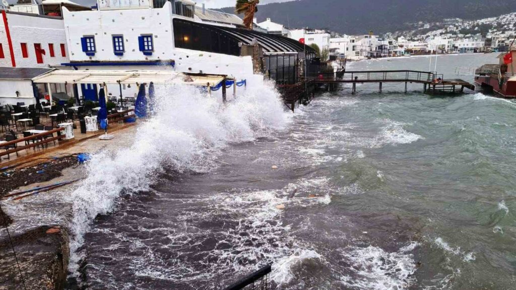 Meteoroloji̇den Bodrum-Marmari̇s Arası Deni̇zde Fırtına Uyarısı
