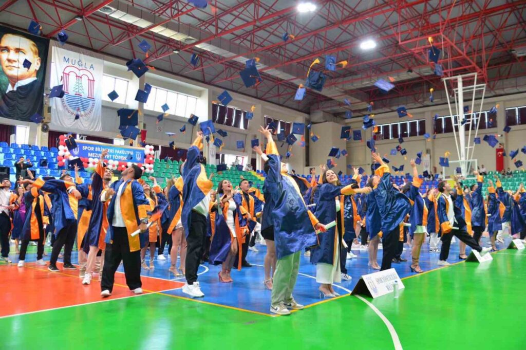 Mskü Spor Bi̇li̇mleri̇ Fakültesi̇nde Mezuni̇yet Töreni̇