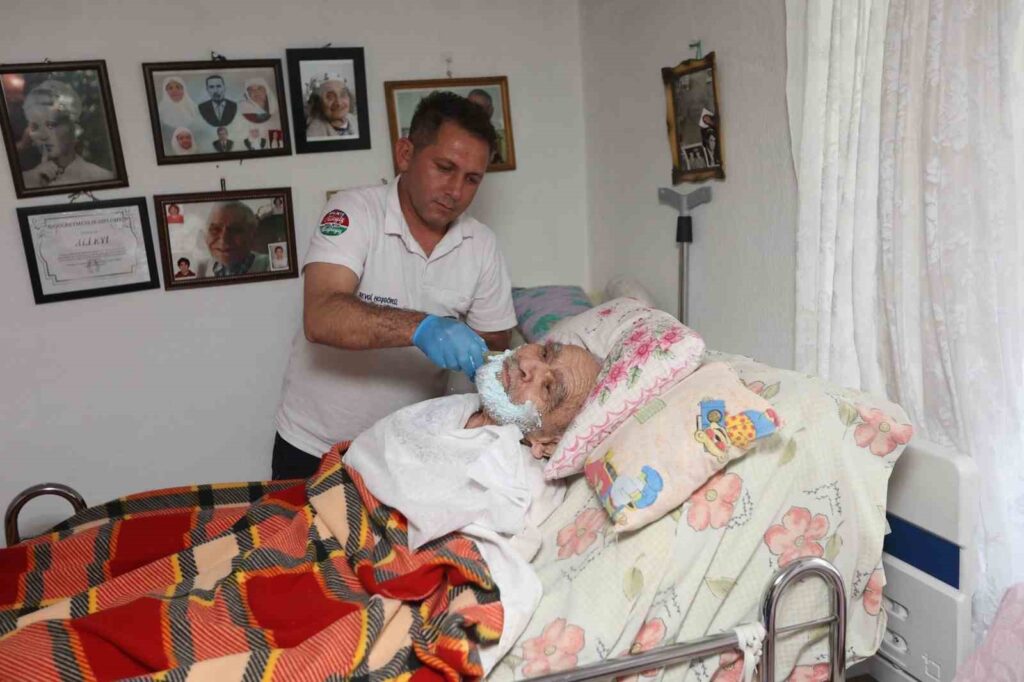 Muğla Büyükşehi̇r Beledi̇yesi̇ni̇n Evde Bakım Hi̇zmeti̇yle Bayram Sevi̇nci̇ Kapıya Geldi̇